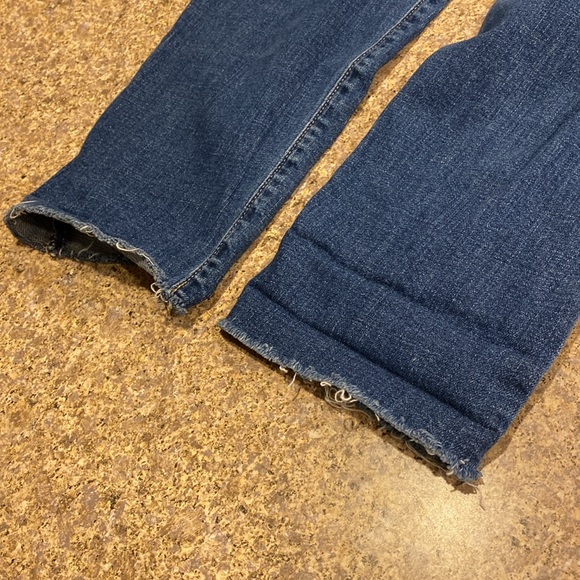 Gap Girlfriend Distressed Blue Jean Cropped Pants Unfinished Cuffs 26/2P Midrise - Picture 12 of 17